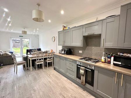 1 bedroom in a house share to rent - Photo 3