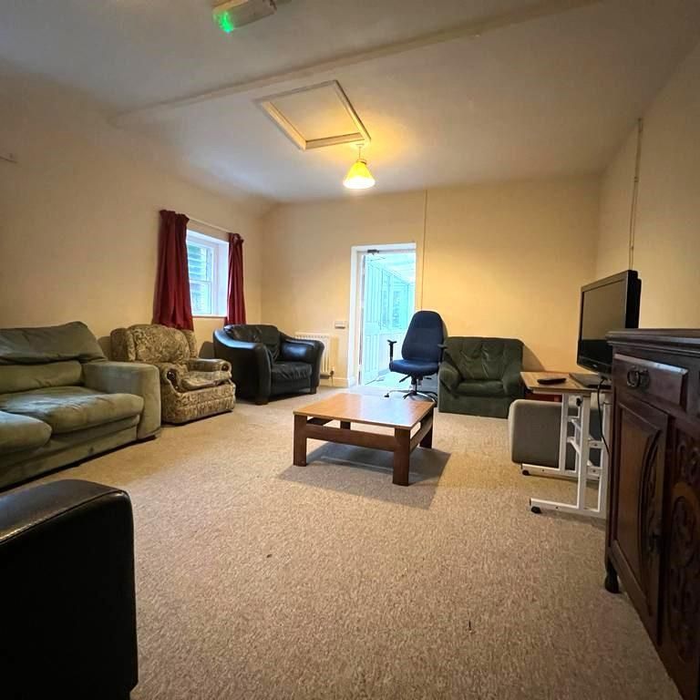 8 bedroom house to rent - Photo 1