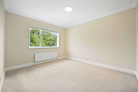 A modern neutrally decorated five bedroom, two bathroom detached house with four receptions and a swimming pool - Photo 4