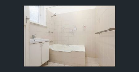 “Family Home in Prime Location !” - Photo 2