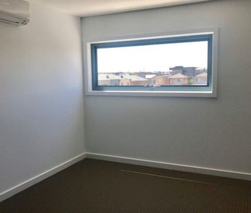 Convenient location Townhouse! - Photo 4