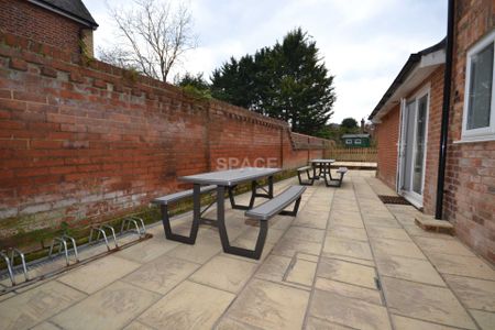 Wokingham Road, Reading, Berkshire, RG6 1JL- Room 7 - Photo 2