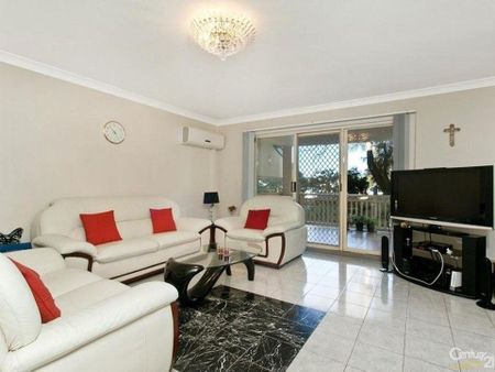 Spacious Apartment with Easy Access - Photo 2