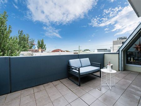 PENTHOUSE APARTMENT! - Photo 2