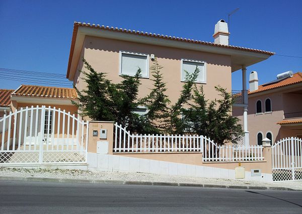 Large house nearby Tagus Park