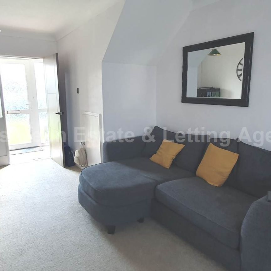 Three bedroom Family Home - Photo 1