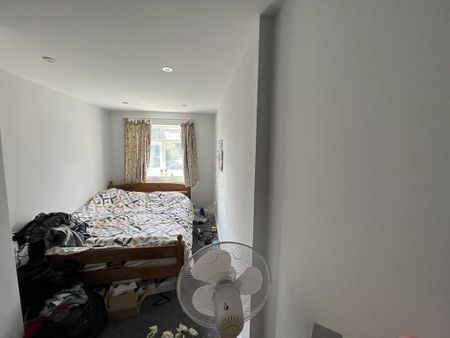 5 bedroom semi-detached house to rent - Photo 2