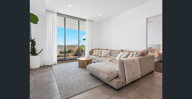 Penthouse Apartment in Prime Location! - Photo 1