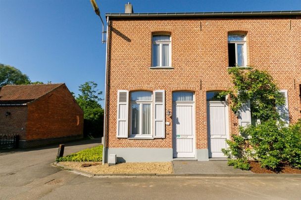 Woning met 2 slpks, tuin en 2 autostaanplaatsen - Photo 1
