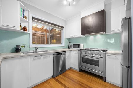 Elevated Georgian Town Home Nestled In Court Location! - Photo 4