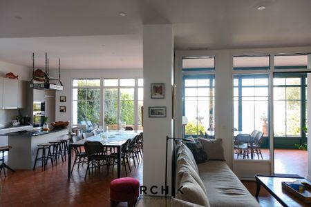 Architecture du début du XXème siècle, cette belle demeure d'inspiration néo-basque d'environ 400 m2, située en première ligne, dispose d'un panorama d'exception entre le centre-ville d'Arcachon et la plage Pereire. - Photo 2