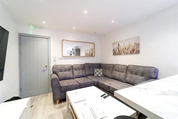 6 bedroom house to rent - Photo 1