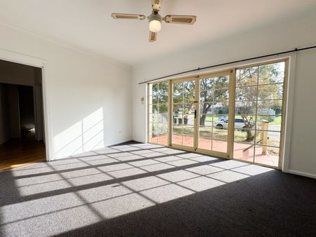 Three Bedroom Family Home - Close to it all! - Photo 2
