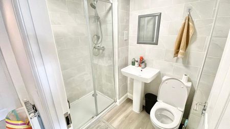 1 bedroom in a flat share to rent - Photo 2