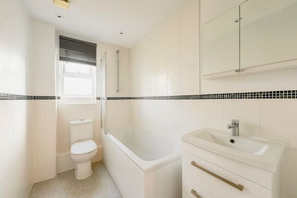 2 bedroom Flat To Let - Photo 1