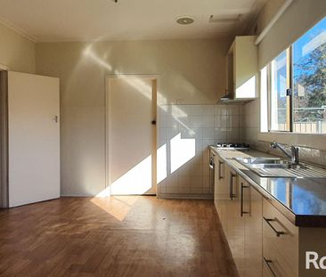Spacious 4 Bedroom House - Photo 2