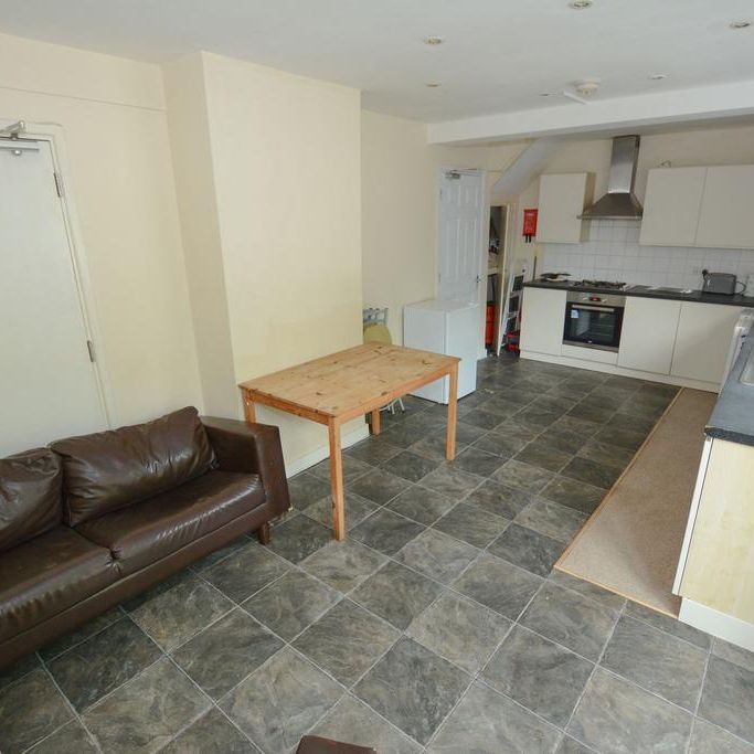 4 bedroom semi-detached house to rent - Photo 1