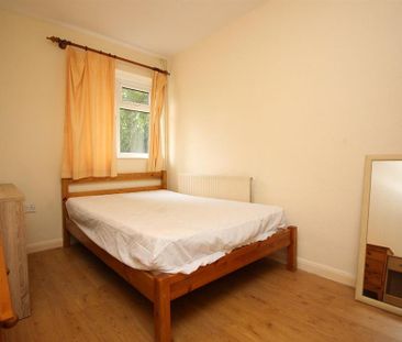 4 bedroom semi-detached house to rent - Photo 3