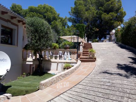 Spacious villa for SALE and LONG TERM LET located in Santa Ponsa - Photo 2