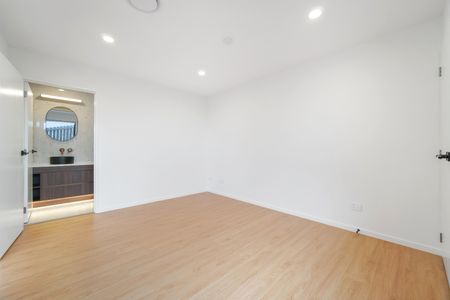 Designer 5 Bedroom Home Hillsborough - Photo 2