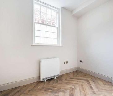 Bells House, GU9 - Photo 2