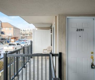 Charming 2-Bed Townhouse at Islington and Finch - Photo 2