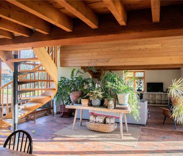 A beautifully presented 4-bedroom barn conversion with gated entran... - Photo 1