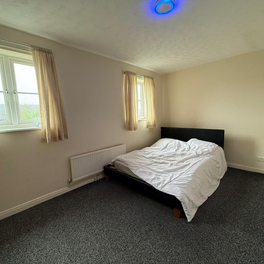 Four bedroom house with two toilets and a bath- Beckton - Photo 1