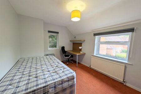 4 bedroom semi-detached house to rent - Photo 3