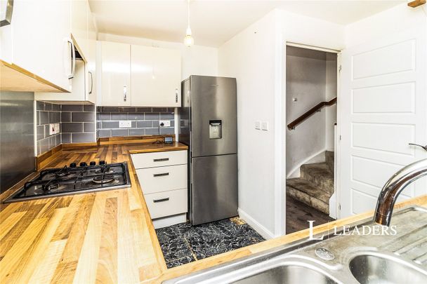 property to rent Currency Close, Dunstable, Bedfordshire, LU6 - Photo 1