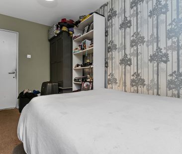 3 Bed flat with excelent transport links Room A - Photo 2