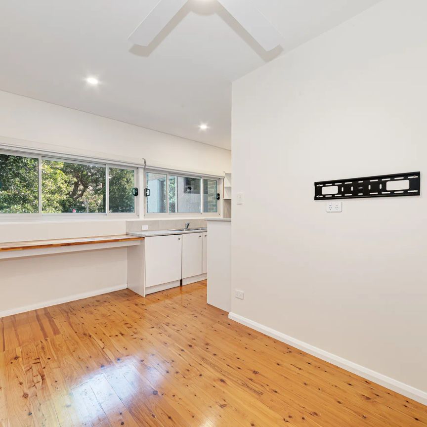 Stunning One Bedroom Home in Ultra-Convenient Location - Photo 1
