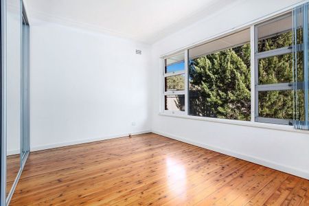 Tastefully Updated, Sun-Kissed, Character Filled And Private Three Bedroom Family Home In A Prime Location - Photo 2