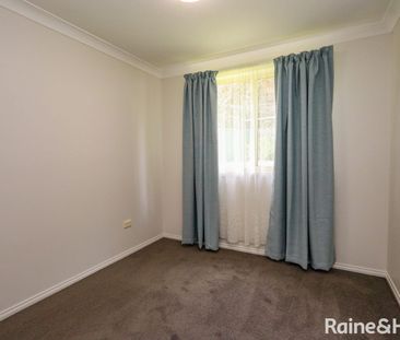 THREE BEDROOM UNIT - Close to town Available 15.12.2025 - Photo 3