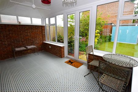 2 bedroom semi-detached bungalow to rent - Photo 4