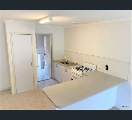 3/5 Amalfi Drive, Lavington, NSW 2641 - Photo 5