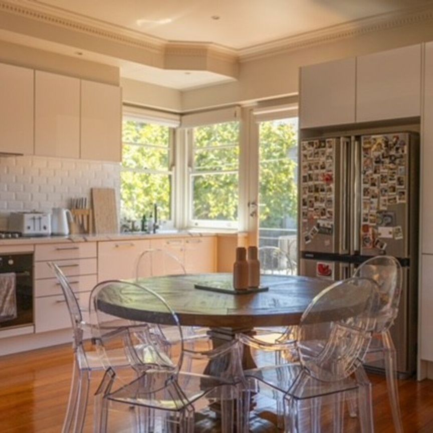 Stylish Art Deco Elegance with Modern Renovation in Prime Elwood Location - Photo 1