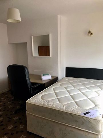 4 bedroom terraced house to rent - Photo 3