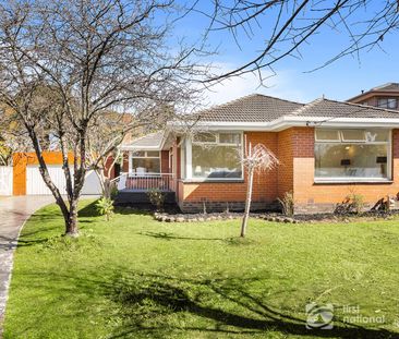 5-Bedroom Family Home in a Peaceful Glen Waverley Cul-de-Sac - Photo 2
