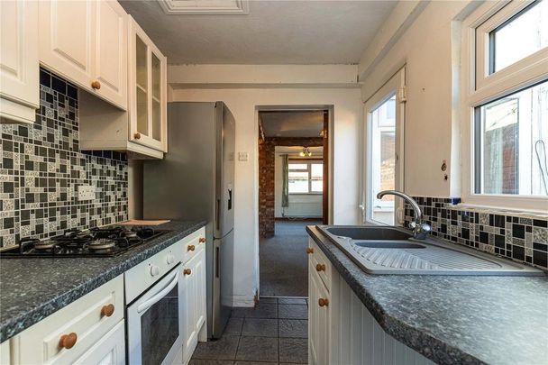 2 bedroom end of terrace house to rent - Photo 1