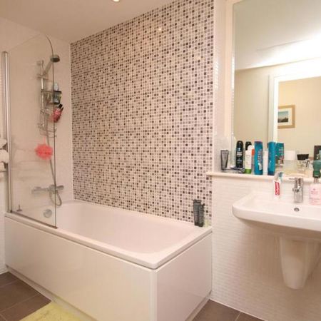 A really good size two bed, two bathroom in the ever popular Horizon development in the center of the city. - Photo 4