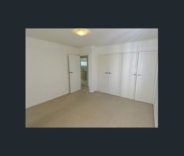 Tidy Beachside Apartment - Photo 2