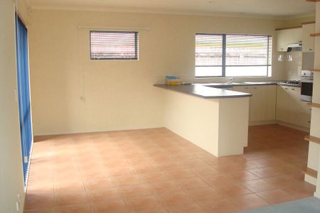 Charming 3BR Home in East Tamaki! - Photo 4