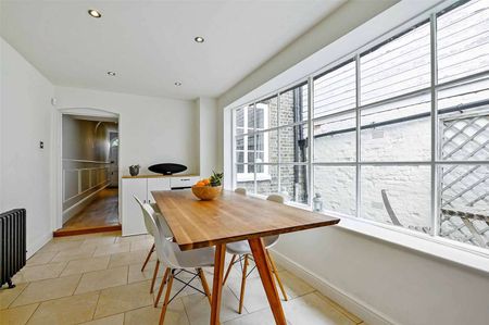 Delightful Grade II listed four bedroom townhouse situated within Windsor Town Centre backing on to the Long Walk. - Photo 4