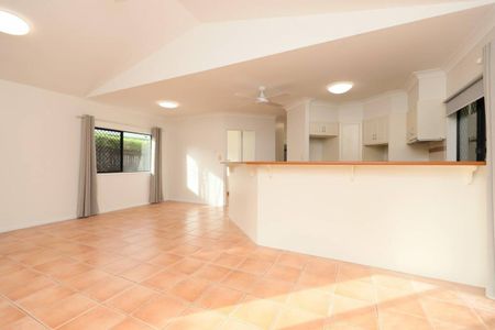 Beautiful Home - Freshly Painted - New Carpet - Separate Living - Pool - Photo 4
