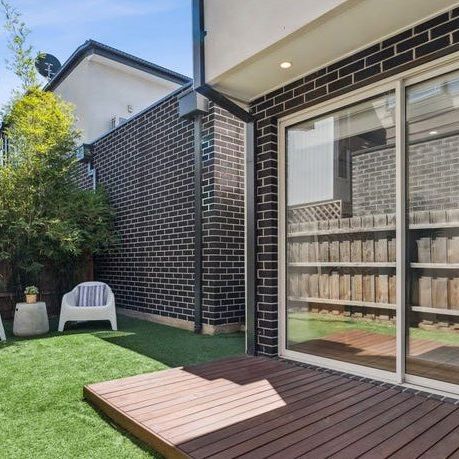 Contemporary Living with Indoor-Outdoor Balance - Photo 1