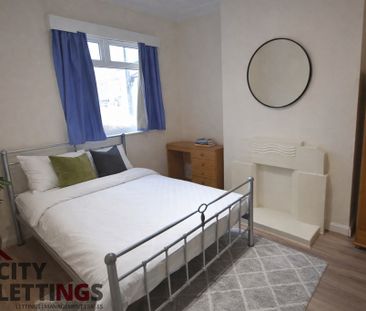 5 Bedroom Mid Terraced House - Photo 3