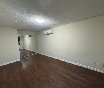 For Lease - 24 Grand river Court, Brampton, Ontario - Photo 2