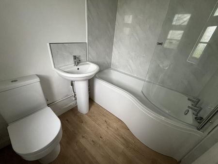 3 bedroom semi-detached house to rent - Photo 3