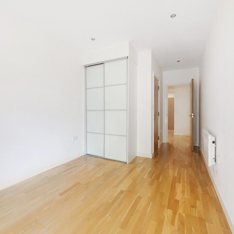 2 bedroom flat in London - Photo 1